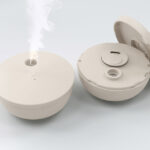 Diffuseur d’arômes beige libérant de la vapeur