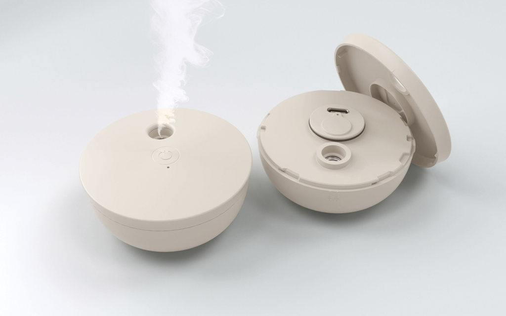 Diffuseur d’arômes beige libérant de la vapeur