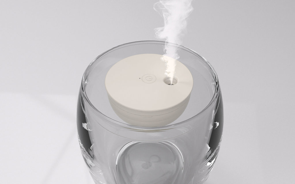 Diffuseur d’arôme portable émettant de la vapeur.