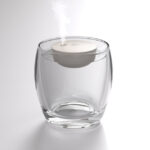 Diffuseur d’arômes blanc dans un verre transparent