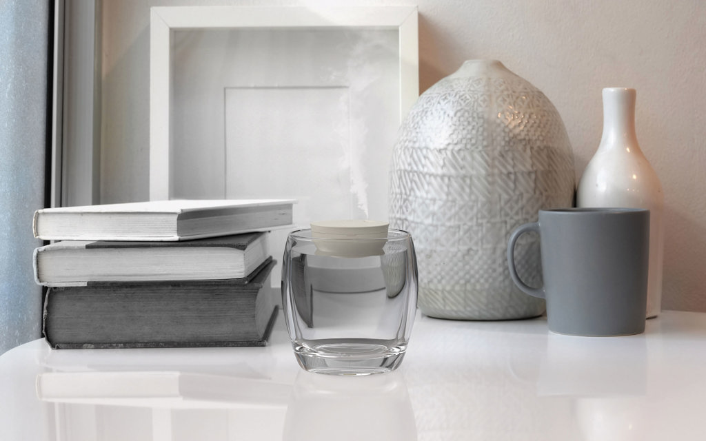 Humidificateur design sur table près de livres.