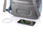 Téléphone en charge connecté à un sac gris
