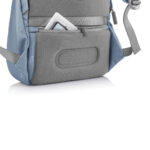 Sac à dos gris avec poche arrière ouverte