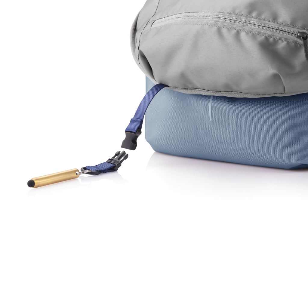 Stylo doré attaché à un sac gris.