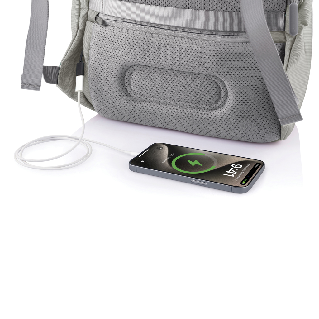 Sac à dos chargeant un smartphone via câble USB