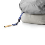 Sac gris avec sangle bleue et stylet doré