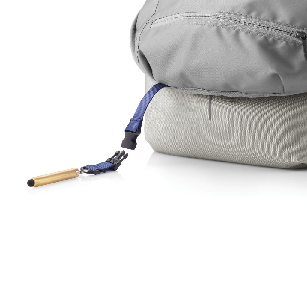 Sac gris avec sangle bleue et stylet doré