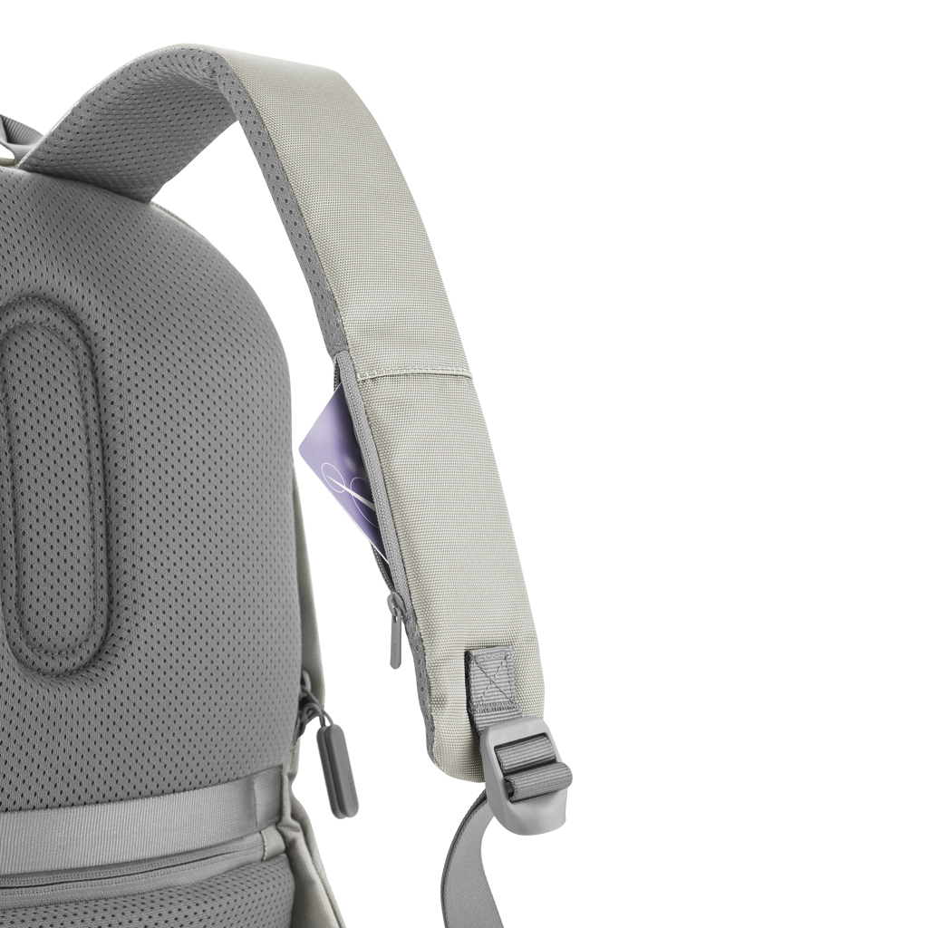 Bretelle de sac à dos gris avec carte insérée