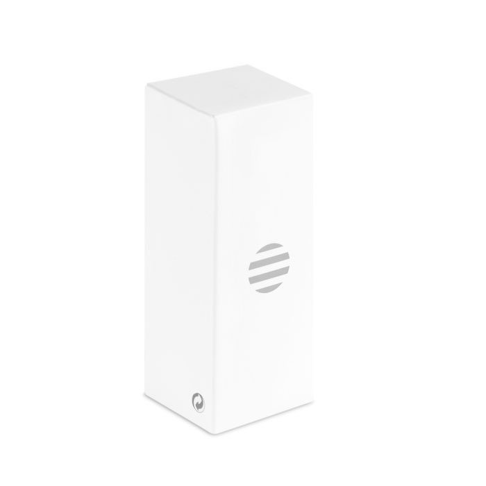 Boîte blanche rectangulaire sur fond blanc
