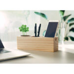 Organisateur de bureau en bois avec plante et smartphone