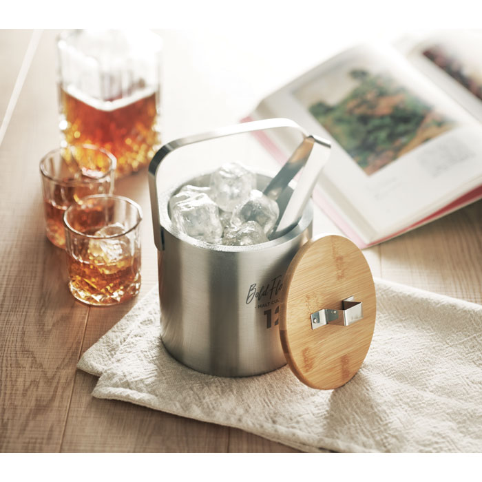 Seau à glace en acier inoxydable sur table.