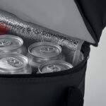 Canettes dans un sac isotherme ouvert