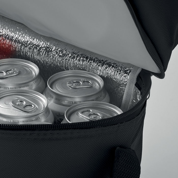 Canettes dans un sac isotherme ouvert