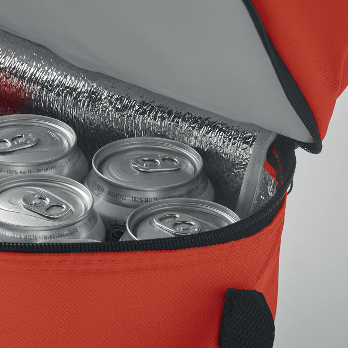 Canettes dans un sac isotherme rouge