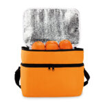 Sac isotherme orange avec des oranges à l’intérieur