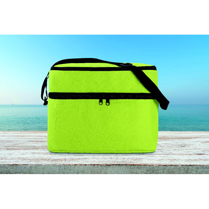 Sac isotherme vert sur fond de mer