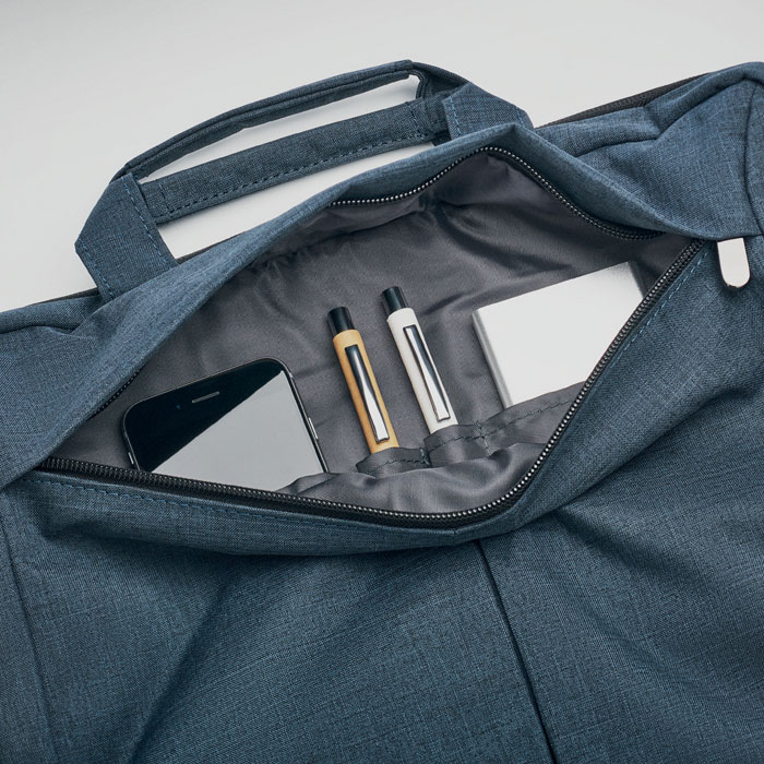 Intérieur de sac avec téléphone et stylos.