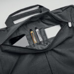 Sac gris ouvert contenant téléphone et stylos