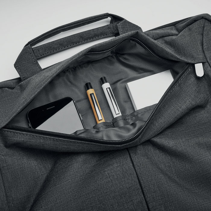 Sac gris ouvert contenant téléphone et stylos