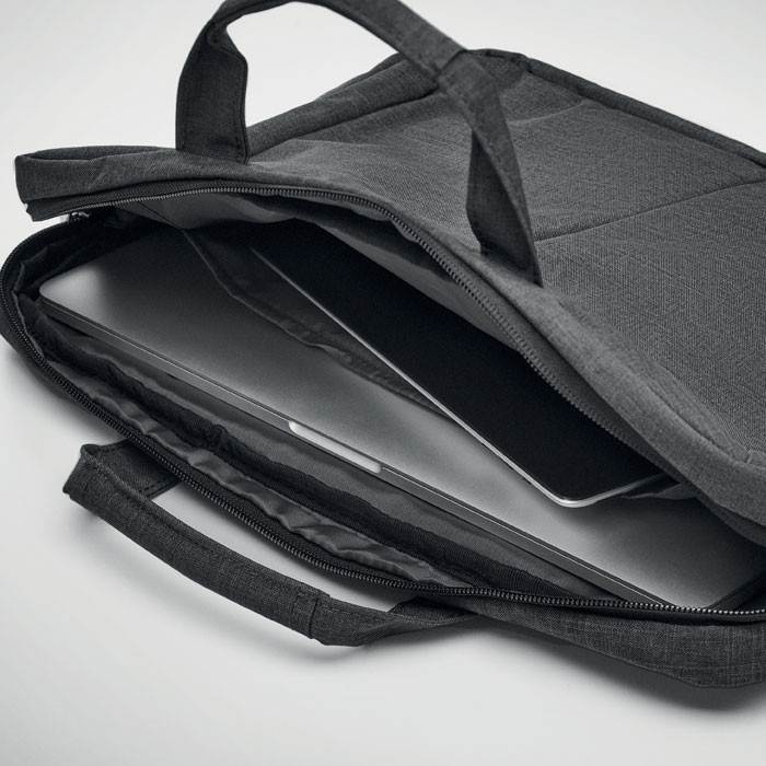Sac gris avec ordinateur portable à l’intérieur