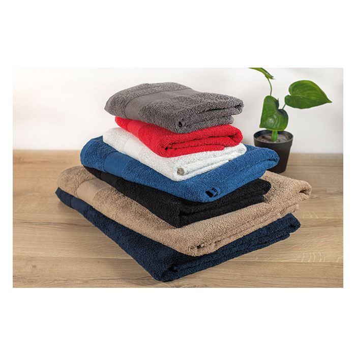 Pile de serviettes colorées sur table en bois