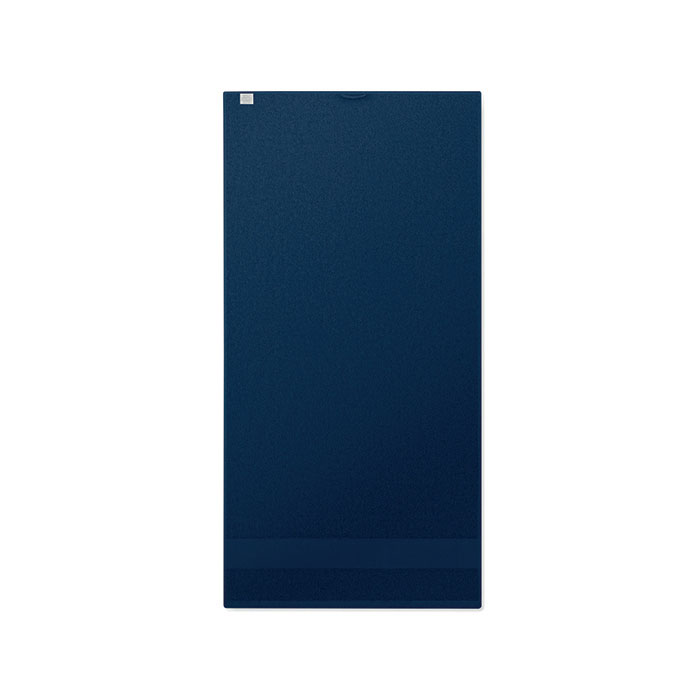 Serviette de bain bleu marine pliée verticalement