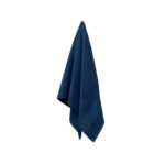 Serviette de bain bleue suspendue.