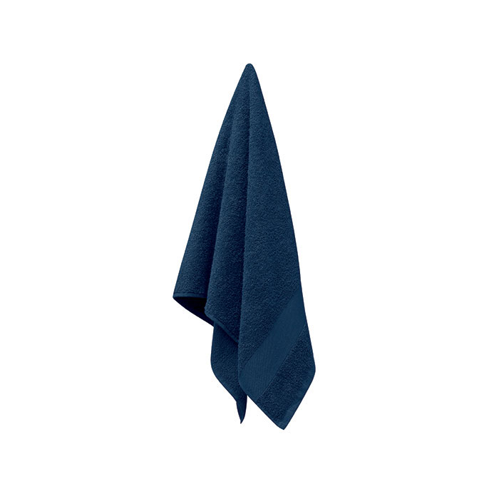 Serviette de bain bleue suspendue.
