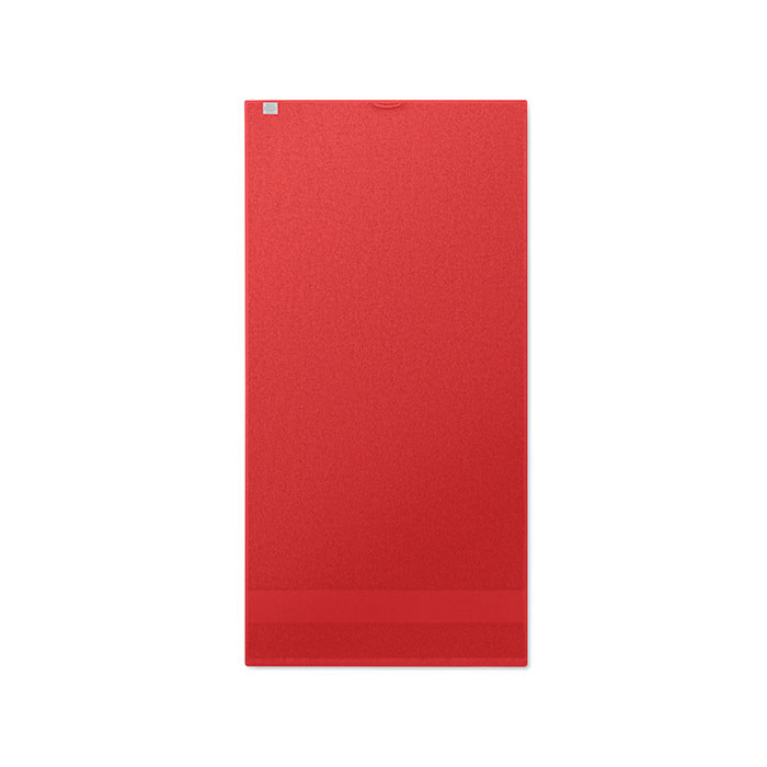 Serviette de bain rouge pliée à plat