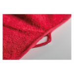 Serviette rouge avec attache en tissu