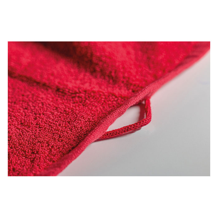 Serviette rouge avec attache en tissu