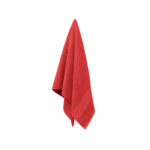 Serviette de bain rouge accrochée