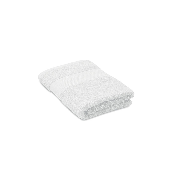 Serviette blanche pliée en coton doux