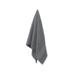 Serviette grise suspendue sur fond blanc