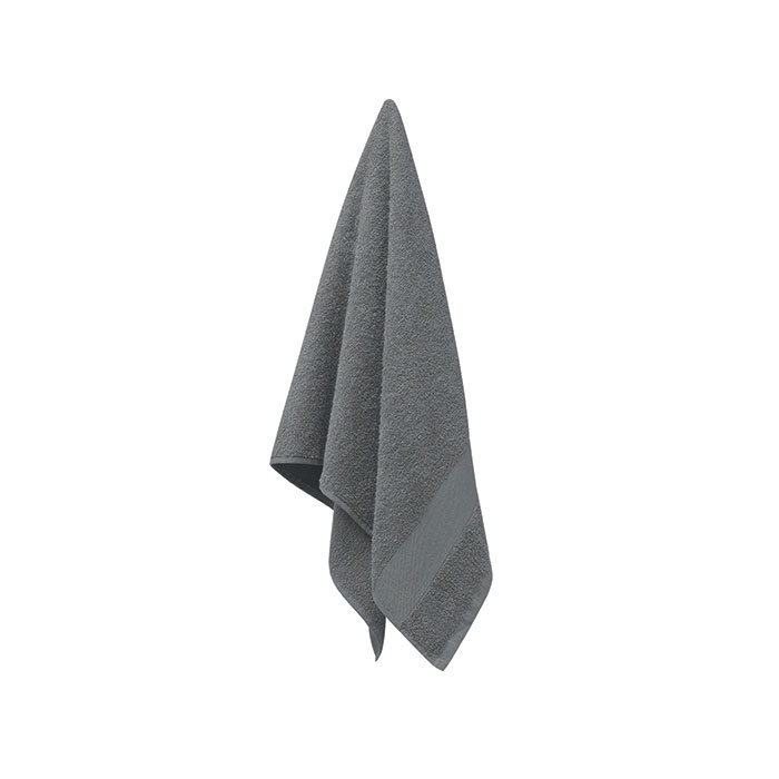 Serviette grise suspendue sur fond blanc