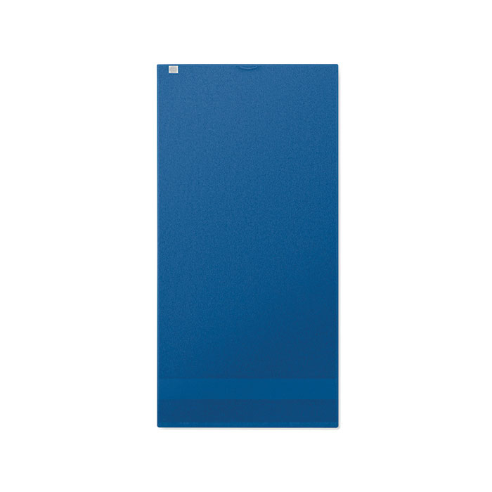 Serviette de bain bleue pliée à plat