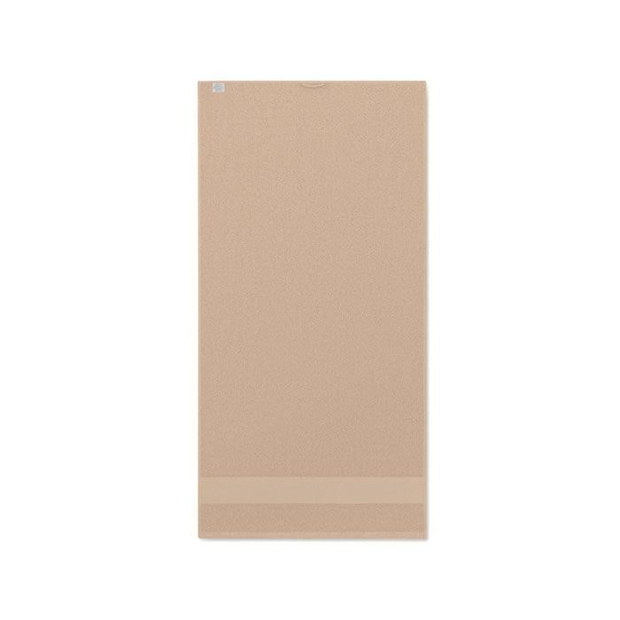 Serviette de bain beige pliée soigneusement