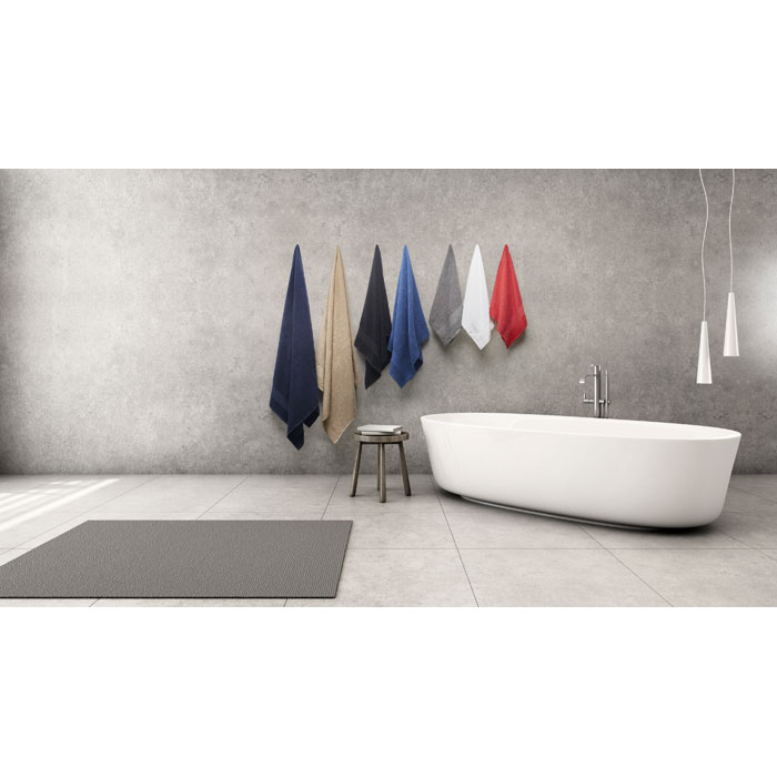 Salle de bain moderne avec baignoire et serviettes colorées