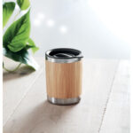 Tasse de voyage en bambou sur table claire
