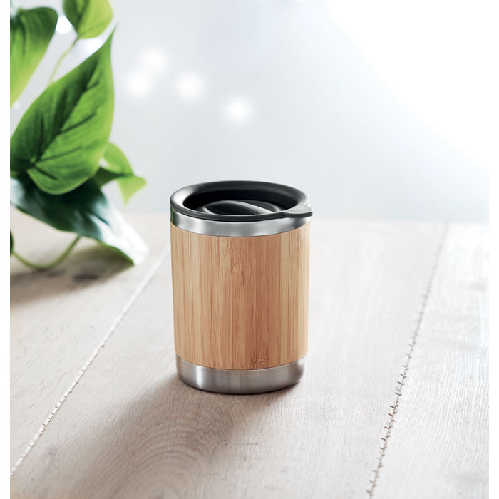 Tasse de voyage en bambou sur table claire
