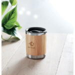 Gobelet en bambou réutilisable sur une table