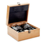 Coffret en bois avec verres et pierres à whisky