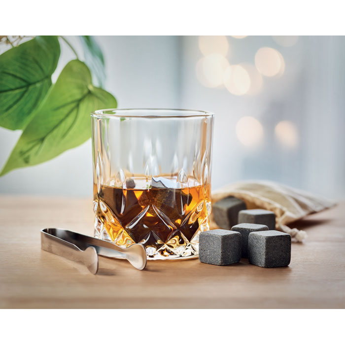 Verre de whisky avec pierres à glaçons