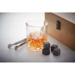 Verre de whisky avec pierres rafraîchissantes