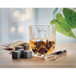 Verre de whisky avec glaçons en pierre