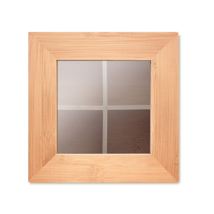 Fenêtre en bois à quatre carreaux carrés