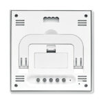 Panneau arrière d’un visiophone blanc avec boutons de réglage