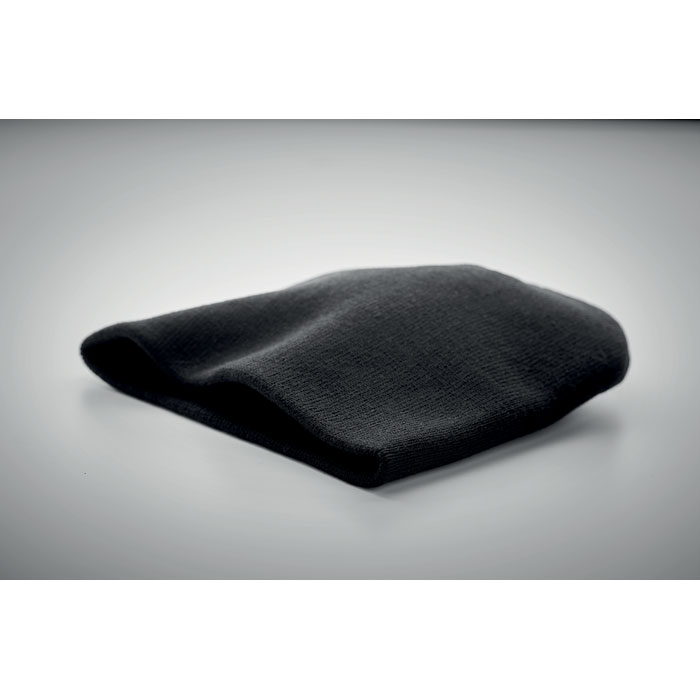Bonnet noir en laine plié sur fond gris