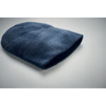 Bonnet en laine bleu posé sur surface grise