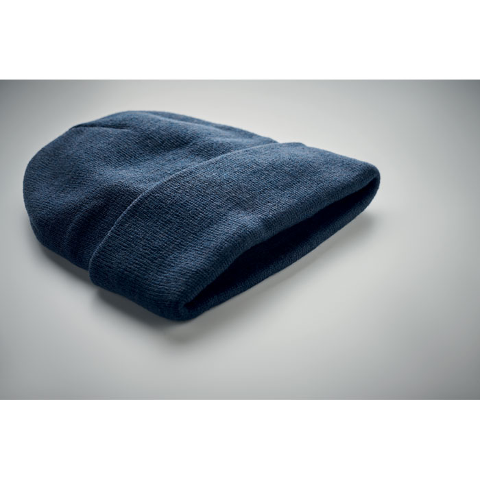 Bonnet en laine bleu foncé plié.